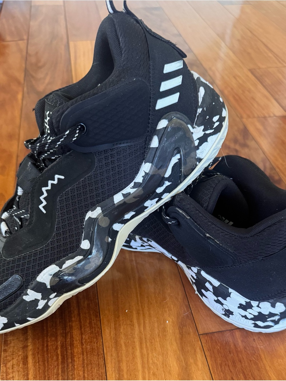 adidas D.O.N. Issue #3 basketball
Black White Splatter Accent
